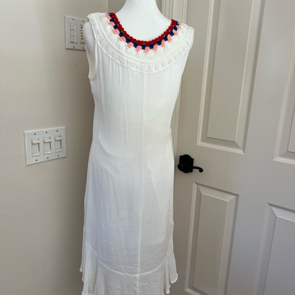 Venus gauze with colored embroidered detail. Asymmetrical hem. - Picture 4 of 5